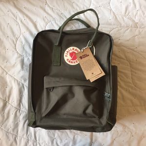 FJALLRÄVEN KÅNKEN olive green backpack